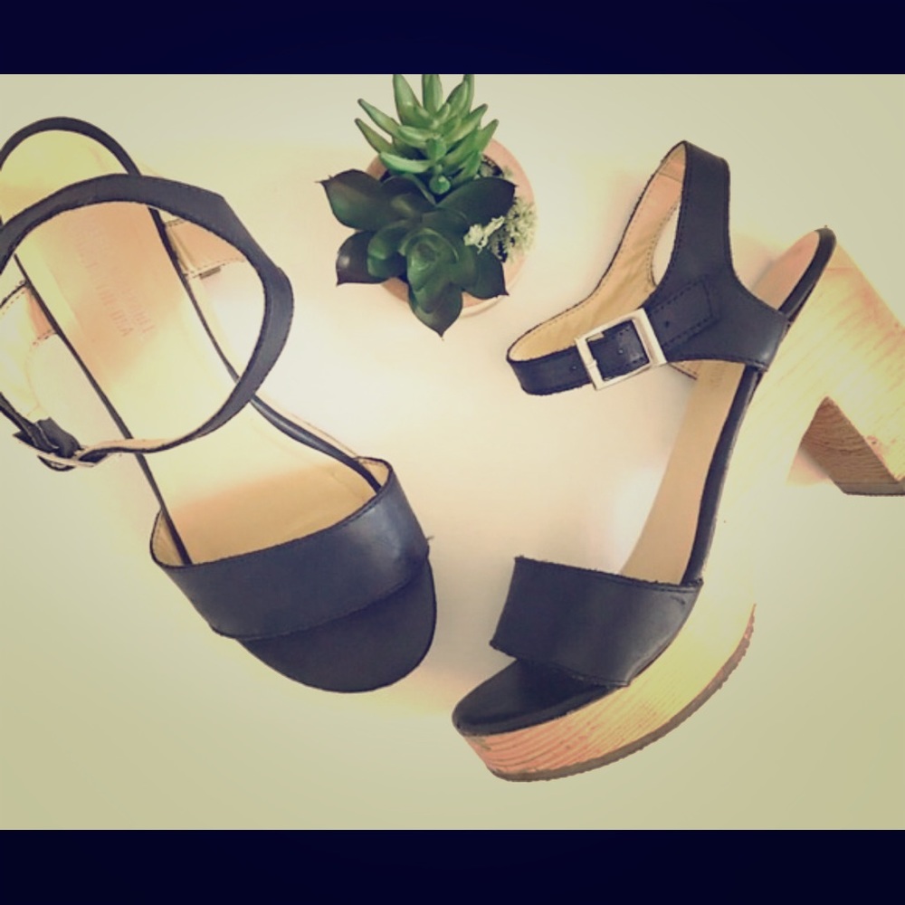 Beautiful AA sandals 🎶 Perfect condition 💕